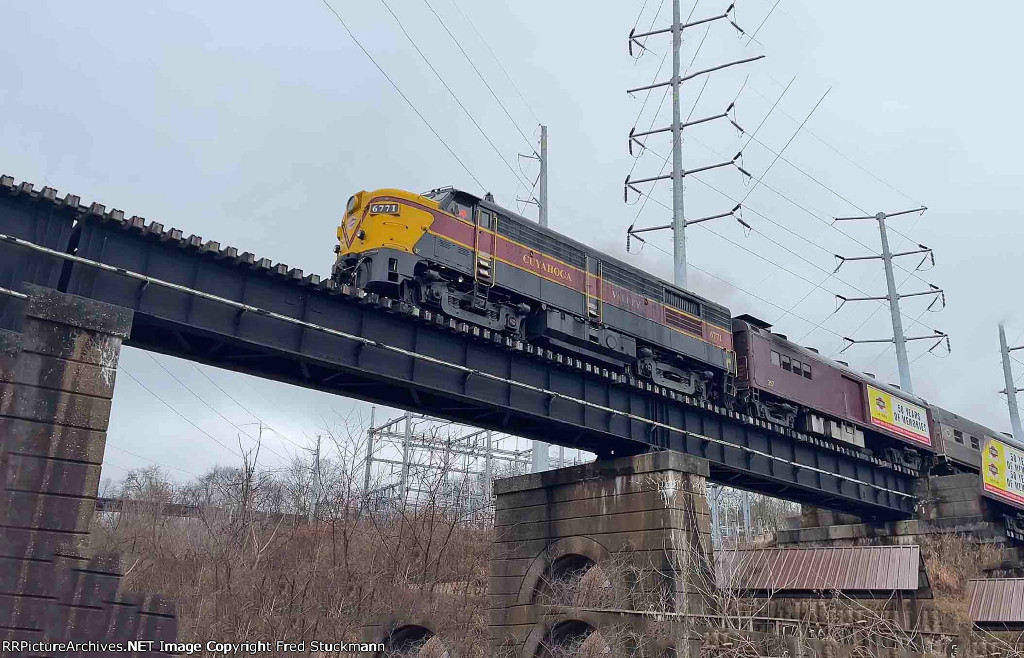 CVSR 6771 crosses Cascade Locks.